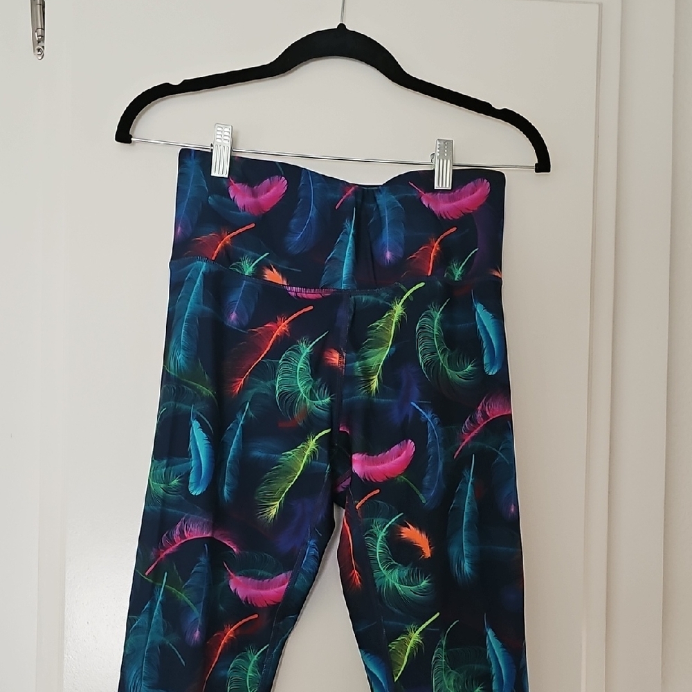 Terez Hi Waisted Feather Duoknit Print Leggings
